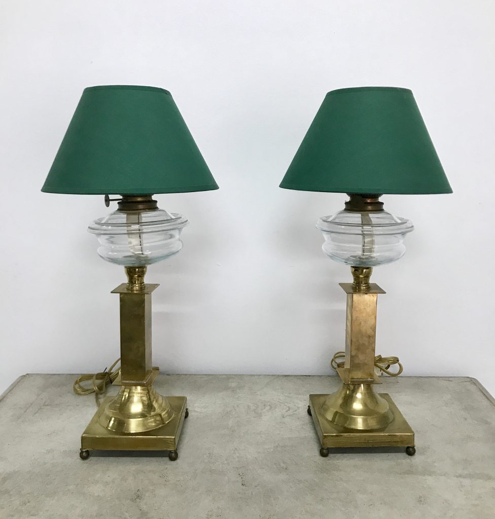 A pair of brass lamps O-00118