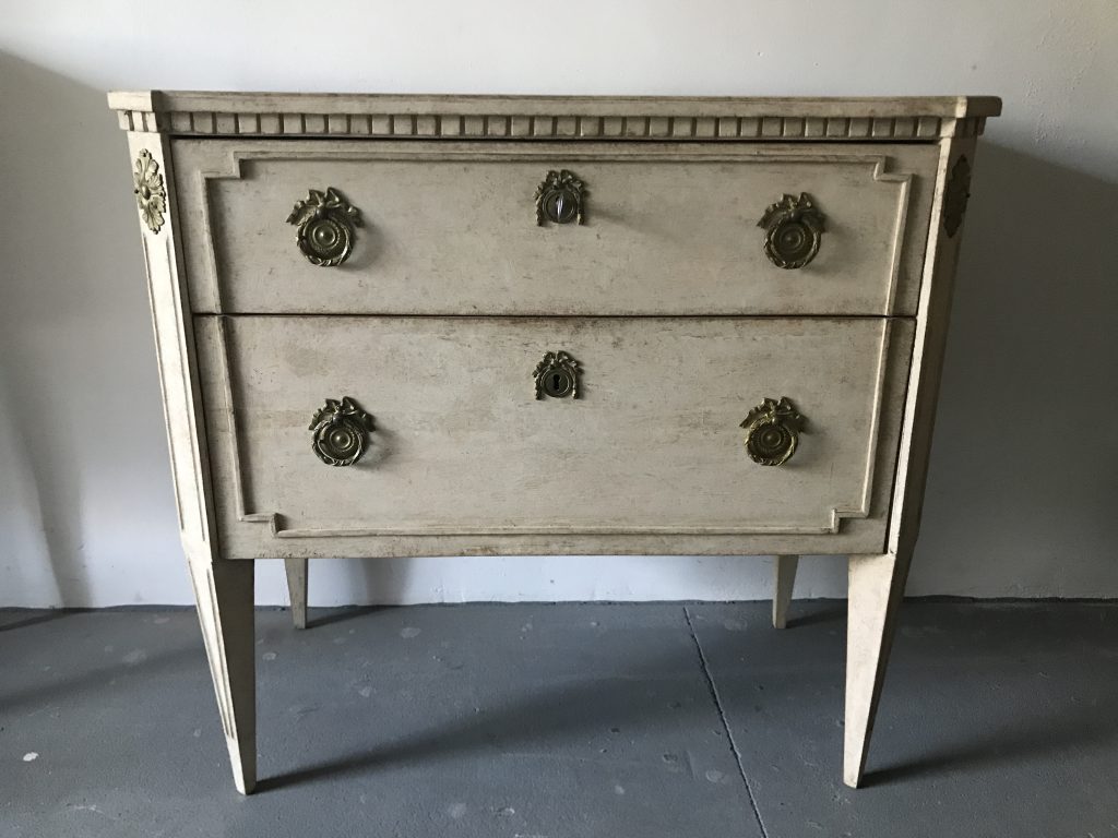 Gustavian Chest of Drawers M-03619
